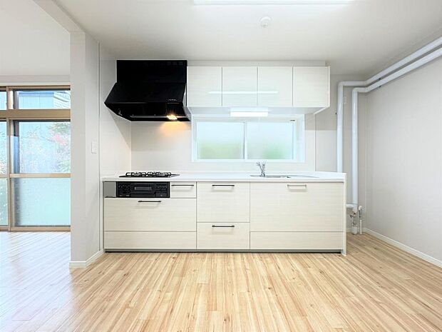 【リフォーム後】キッチンはLIXIL製の新品に交換しました。天板は人造大理石製なので、熱に強く傷つきにくいため毎日のお手入れが簡単です。
