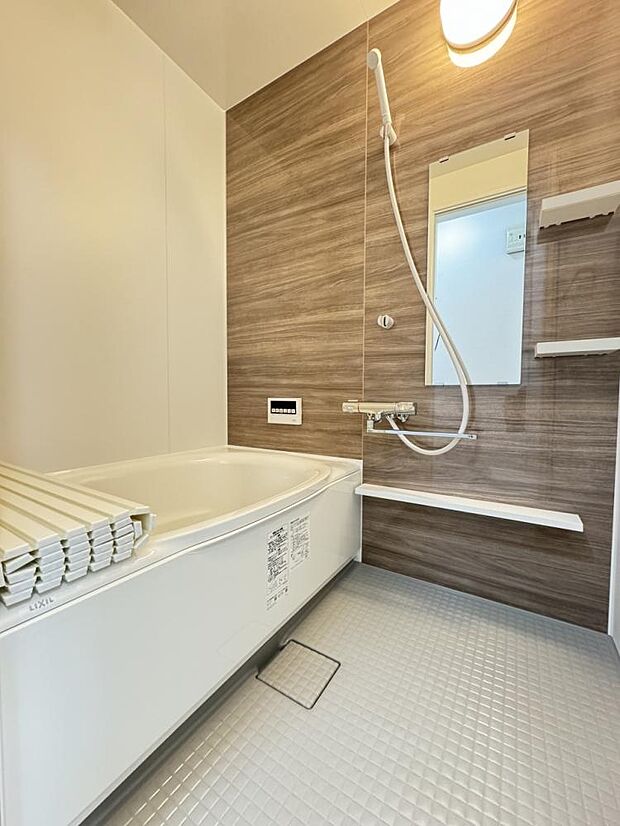 【リフォーム後】浴室はLIXIL製の新品のユニットバスに交換しました。床は水はけがよく汚れが付きにくい加工がされているのでお掃除ラクラクです。