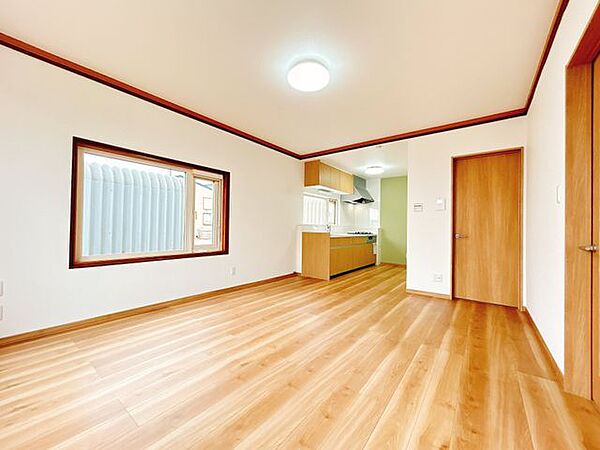 【リフォーム済】リビングはフロア重張、壁天井クロス張替え、照明器具交換等行いました。リビングが綺麗だと生活するうえでも気分がいいですね。