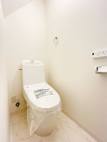 【リフォーム済】トイレはリクシル製の温水洗浄便座トイレに新品交換致しました。直接お肌に触れる部分なので、新品だと嬉しいですね。便座は温度調整ができるので、寒い冬場でも安心して利用できます。