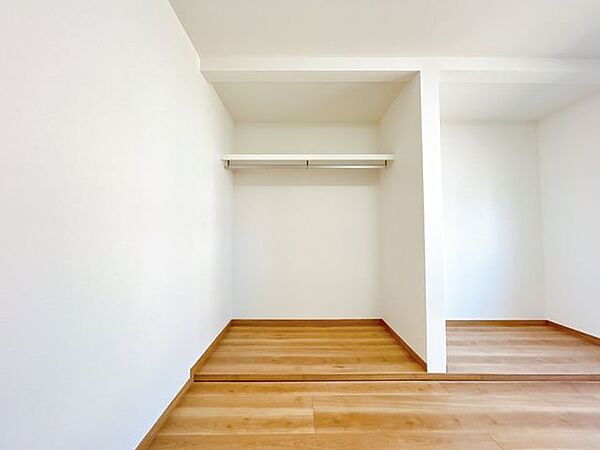 【リフォーム済】1階6帖洋室の収納です。こちらはオープンクローゼットとして活用下さい。