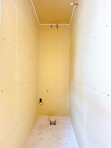 【リフォーム中】トイレはクッションフロアの張替え、壁・天井のクロス貼替、照明器具の交換を行います。たくさん使う水回りは新しくなっていると嬉しいですね。
