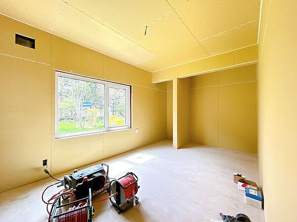 【リフォーム中】北西側6畳洋室はフローリングの上張り、天井・壁のクロス貼り替え、照明は新品交換、窓交換を致します。収納がついているので荷物がたくさんあっても安心ですね。