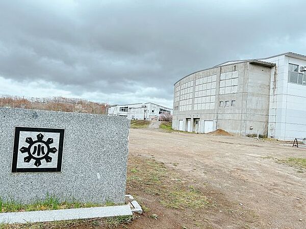 【小学校】中標津町立中標津小学校まで約850ｍ（徒歩11分）通学の時間はお友達と仲良くなるチャンスですね