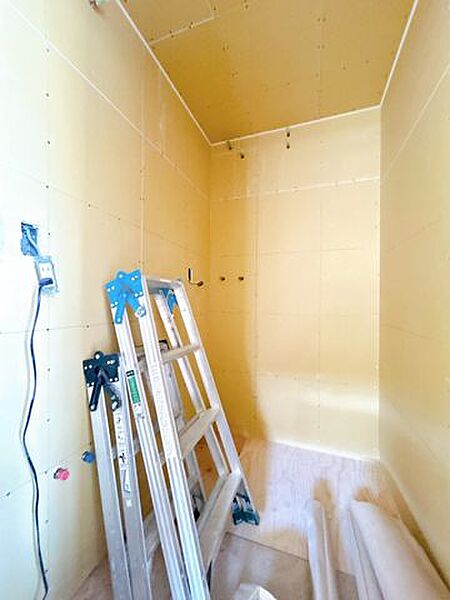 【リフォーム中】脱衣室はクッションフロアの張替え、壁・天井のクロス貼替、照明器具の交換を行います。洗面化粧台・洗濯機が横並びになるので使いやすいですね。
