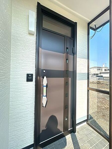 【リフォーム済】玄関ドアは交換を行いました。玄関はお家の顔となる部分、お客様が最初に目にする場所だからこそ、第一印象が大切ですね。