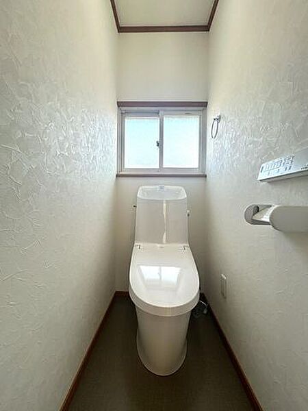 【トイレ】トイレはリクシル製の温水洗浄便座トイレに新品交換致しました。直接お肌に触れる部分なので、新品だと嬉しいですね。便座は温度調整ができるので、寒い冬場でも安心して利用できます。