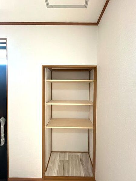 【リフォーム済】玄関横収納は可動棚を設置致しました。収納が多いと物が多い方でも安心です。
