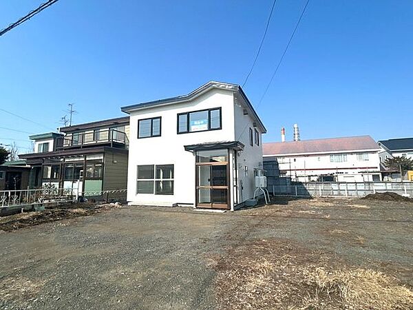 【リフォーム済】外壁屋根は塗装を行いました。外観からキレイに生まれ変わりました。周囲に高い建物もなく、お庭は陽当たり良好です。