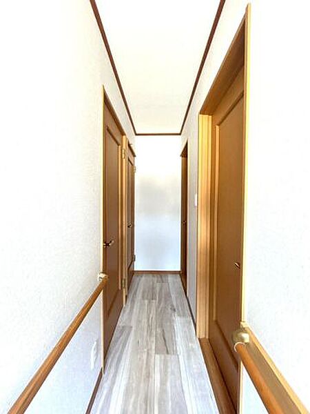 【リフォーム済】2階廊下はクッションフロア重張、壁天井クロス張替え、照明器具交換等行いました。