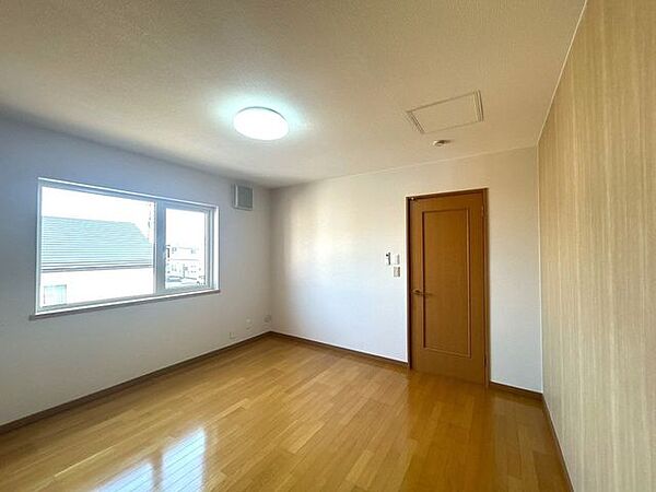 【リフォーム済】2階8帖洋室は壁天井クロス張替え、照明交換を行いました。こちらは大きめの洋室なので、ご夫婦の寝室に最適ではないでしょうか。