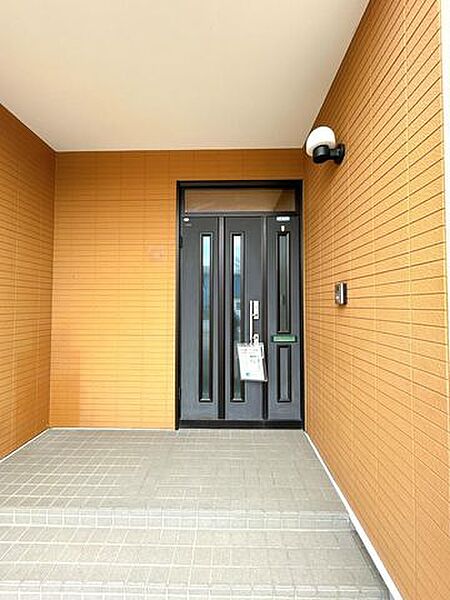 【リフォーム済】玄関ドアはクリーニング致しました。玄関はお家の顔となる部分、お客様が最初に目にする場所だからこそ、第一印象が大切ですね。