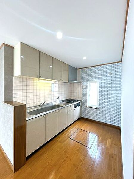 【リフォーム済】キッチンはクリーニング致しました。コンロはうれしい3口。忙しい朝でも一度に調理できるので、時間短縮できます。