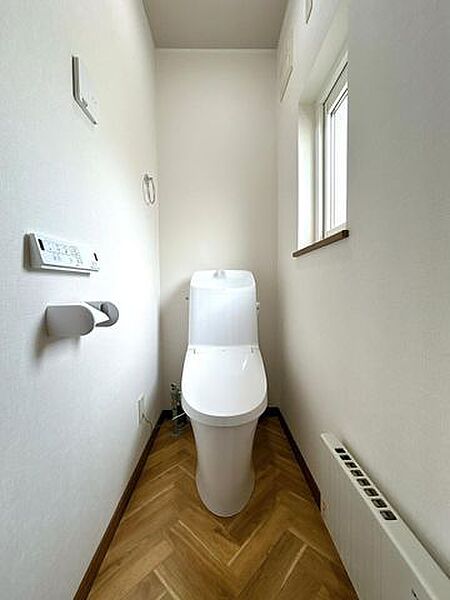 【トイレ】トイレはLIXIL製の温水洗浄機能付きに新品交換しました。キズや汚れが付きにくい加工が施してあるのでお手入れが簡単です。直接肌に触れるトイレは新品が嬉しいですよね。