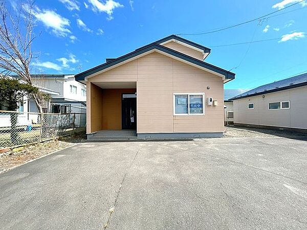【リフォーム済】外観写真になります。外観は落ち着いた印象で、周囲の街並みに調和しています。