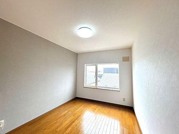 【リフォーム済】2階南東側洋室の壁・天井はクロスの張替えを行い、床はクリーニング致しました。照明器具は新品に交換致しました。大きな押し入れがあるので、来客用の布団までしっかり収納できてとても便利です。