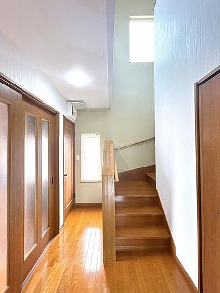 【リフォーム済】1階廊下の壁・天井はクロスの張替えを行い、照明器具は新品に交換致しました。床はクリーニング致しました。明るいホールに生まれ変わりました。