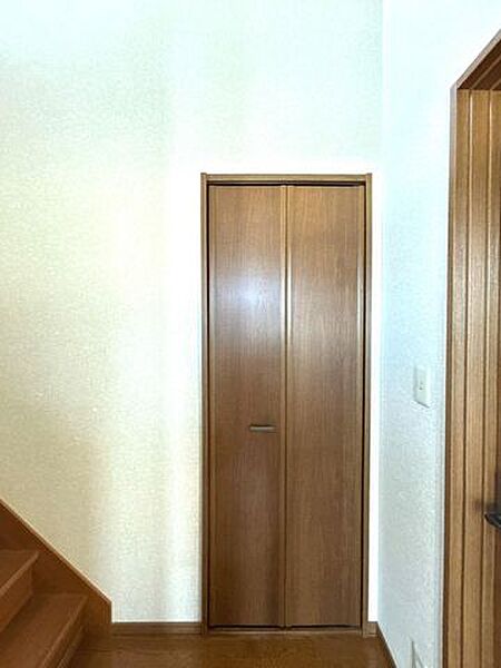 【リフォーム済】1階廊下収納になります。奥行きのある階段収納ですので、アウトドア用品や日用品を収納しておくことができそうです。