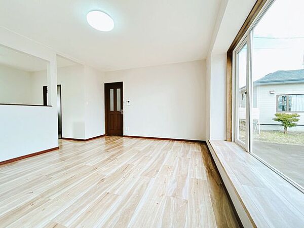 【リフォーム中】リビング別角度です。南向きで明るく、お庭も見えるリビングです。