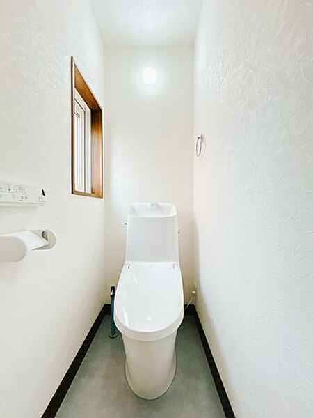 【リフォーム後】1階トイレはリクシル製の温水洗浄便座トイレに新品交換致しました。直接お肌に触れる部分なので、新品だと嬉しいですね。便座は温度調整ができるので、寒い冬場でも安心して利用できます。