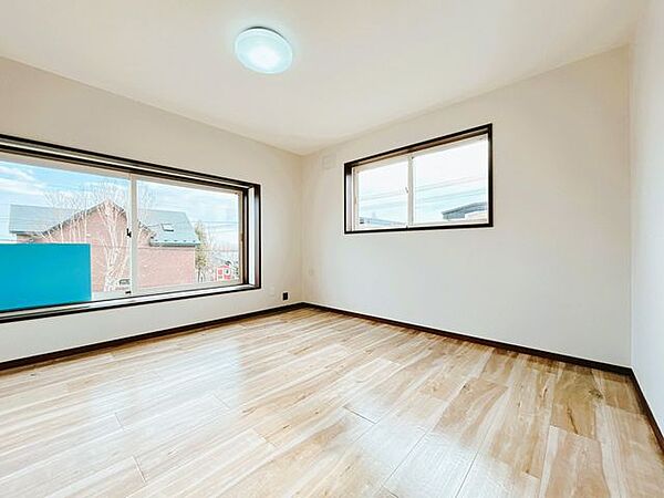 【リフォーム後】2階和室は洋室に間取り変更を行いました。クッションフロア仕上げ、壁天井クロス張替え、照明器具交換等行いました。