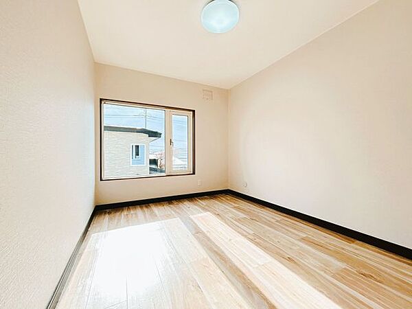 【リフォーム後】2階洋室はクッションフロア重張、壁天井クロス張替え、照明器具交換等行いました。
