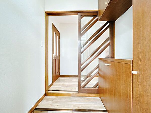【リフォーム後】玄関内部はクッションフロア重張、壁天井クロス張替え、照明器具交換等行いました。