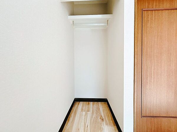 【リフォーム後】2階洋室の収納は棚を設置しオープンクローゼットにしました。