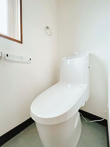 【リフォーム後】2階トイレはリクシル製の温水洗浄便座トイレに新品交換致しました。直接お肌に触れる部分なので、新品だと嬉しいですね。便座は温度調整ができるので、寒い冬場でも安心して利用できます。