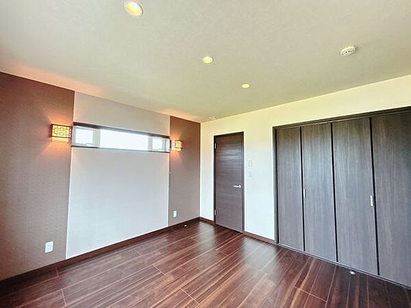 【2階8帖洋室】2階8畳洋室はクリーニングを行いました。収納がついており主寝室にぴったりの空間です。