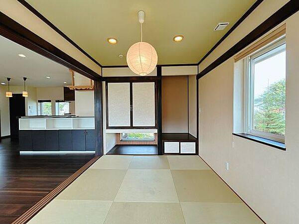 【1階6帖和室】1階6帖和室はクリーニングを行いました。リビングと隣接しており、客間やお子様の遊ぶスペースにも最適な空間です。