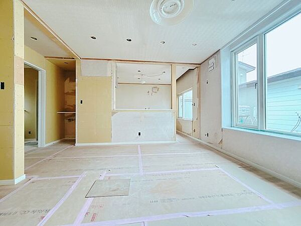【リフォーム中】リビングになります。リビングは間取変更によって拡張され、クロスの張替えなども行います。