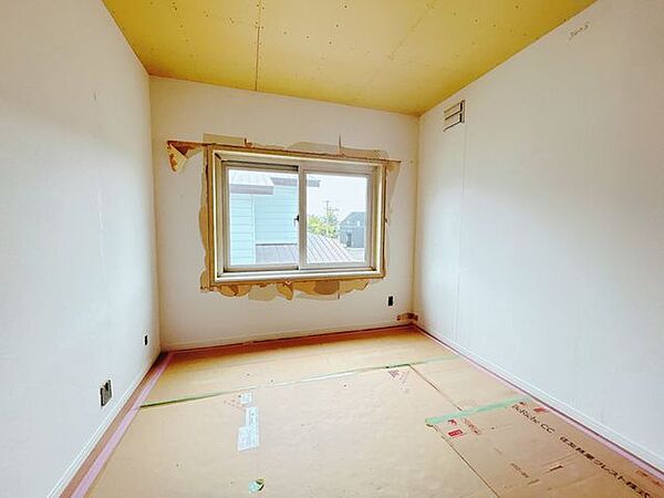 【リフォーム中】二階和室は洋室に変更し、クロス張替えや灯油コック新設などを行います。
