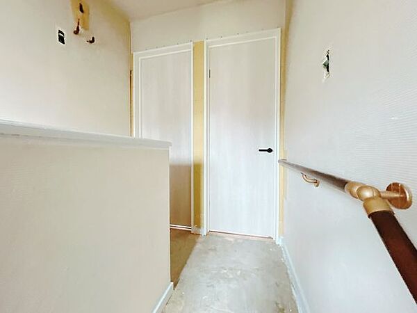 【リフォーム中】二階廊下になります。クッションフロア重ね張り、クロス張替えを行います。