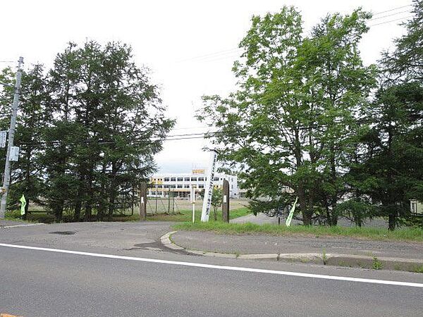 【中学校】遠矢中学校まで徒歩37分（2900ｍ）少し遠いなと感じる距離もお友達と一緒ならあっという間。運動不足解消にもなりますね。