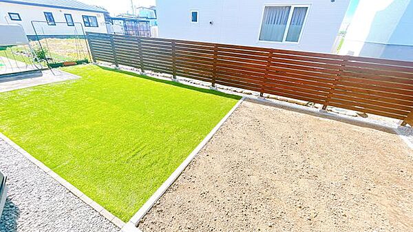 【庭】日当たりが良いので畑をするにも適していそうです。土を入れ替えて楽しんでみてはいかがでしょうか。車が来ない方向ですのでお子様と一緒に安心して楽しめそうです。