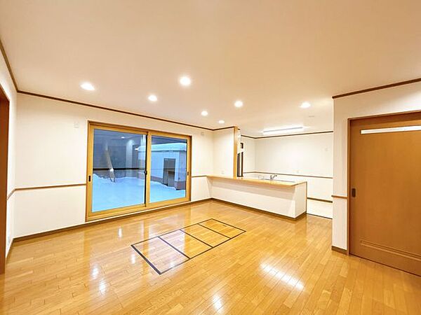 【リビング】リフォーム済。クロスの張替えと床はクリーニングを行います。照明もすべて交換をして灯油コック新設を行いました。