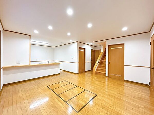 【リフォーム済】リビングの別角度です。照明交換も実施しました。