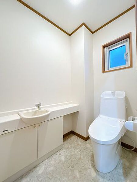 【リフォーム済】トイレはLIXIL製の温水洗浄機能付きに新品交換します。キズや汚れが付きにくい加工が施してあるのでお手入れが簡単です。直接肌に触れるトイレは新品が嬉しいですよね。