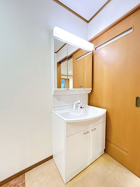 【リフォーム済】洗面化粧台は三面鏡タイプを採用しました。朝の支度がしやすく、見た目もすっきりします。