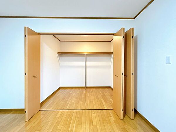 【リフォーム済】2階の北東側洋室にあるウォークインクローゼットです。クロスの張替えと床はクリーニングを行いました。