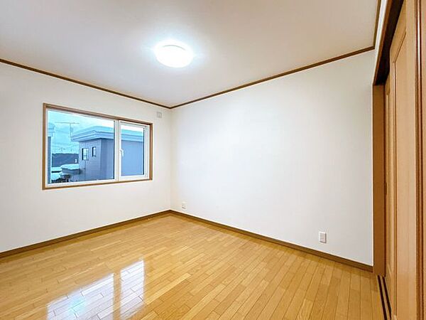 【リフォーム済】2階・南西側洋室です。クロスの張替えと床はクリーニングを行いました。