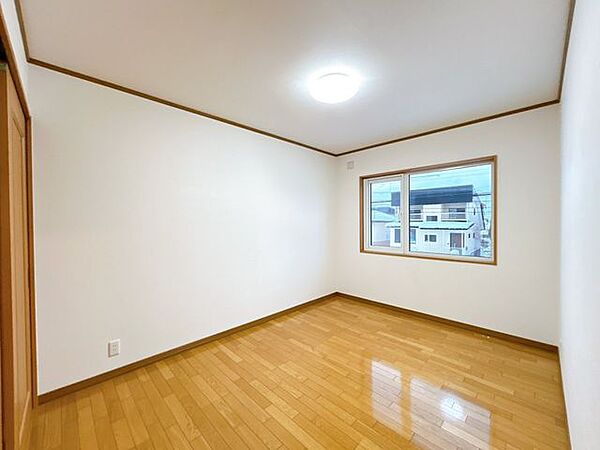 【リフォーム済】2階・北西側洋室です。南側に窓があるので、陽の当たるお部屋です。