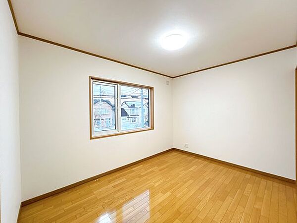 【リフォーム済】2階・北東側洋室です。壁と天井のキズや汚れがあるクロスは新しいクロスに張り替える予定です。空間を明るく見せるため白色のクロスに張り替えました。照明はLEDに交換予定です。