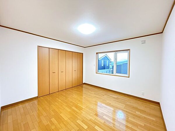 【リフォーム済】2階・南東側洋室です。南側に窓があるので、陽の当たるお部屋です。