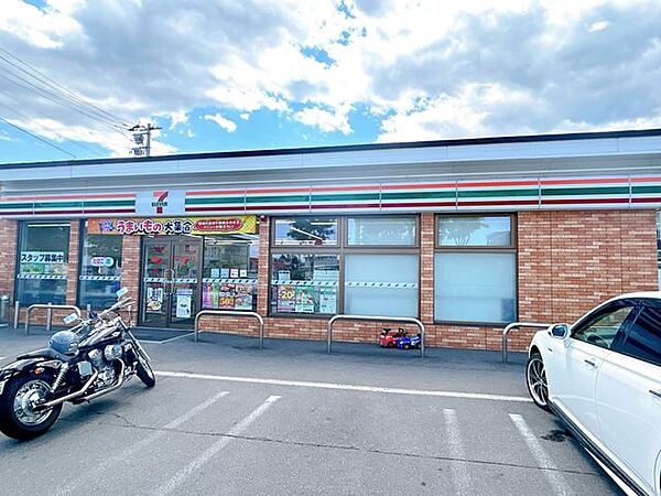 【コンビニ】セブン-イレブン 帯広啓北店様まで徒歩2分（約130ｍ）。コンビニが通勤や帰宅途中にあると買い物や用向きを済ませられるので便利ですね