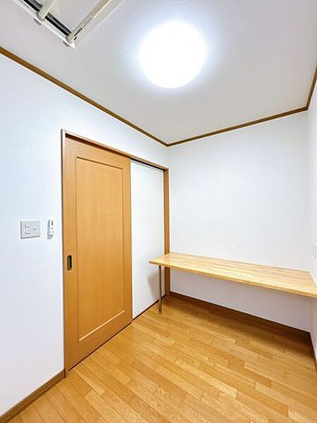 【リフォーム済】1階・南東側個室です。クロスの交換、照明交換も実施しました。