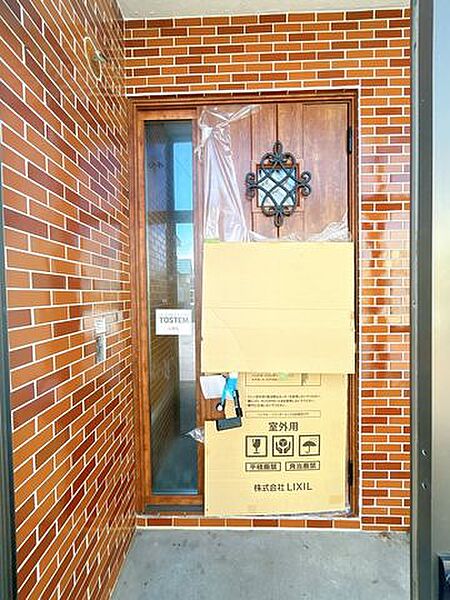 【リフォーム中】毎日使う玄関ドアは断熱ドアに交換します。窓の少ない玄関でも明るくするために採光部分が大きくオシャレな玄関ドアです。玄関が変われば、毎日の暮らしがもっと健やかになりますね。