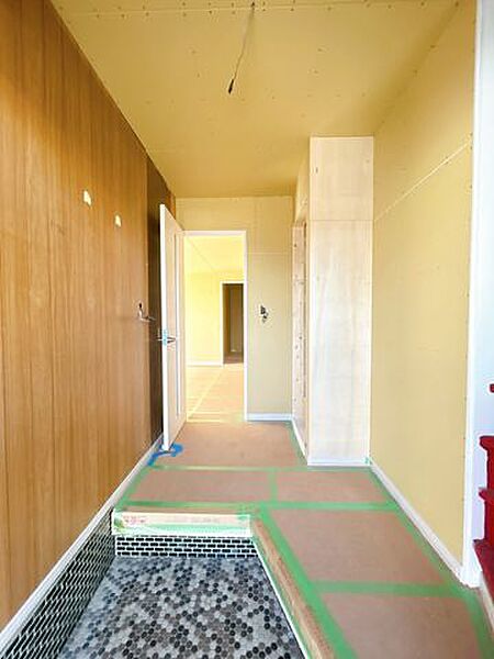 【リフォーム中】ＥＩＤＡＩ製の下駄箱に新品交換します。扉デザインは落ち着いた印象の「横木目フラットデザイン。内部の棚板は樹脂製で水洗いでき掃除も簡単です。玄関の床のタイルは新しくなります。