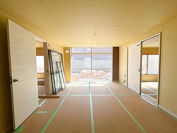 【リフォーム中・耐震工事中】リビングです。床は新品のフローリング張りになります。壁と天井のクロスは張り替えます。新品のクロスに張り替えただけで、お部屋の印象を一新させてくれます。照明も交換します。